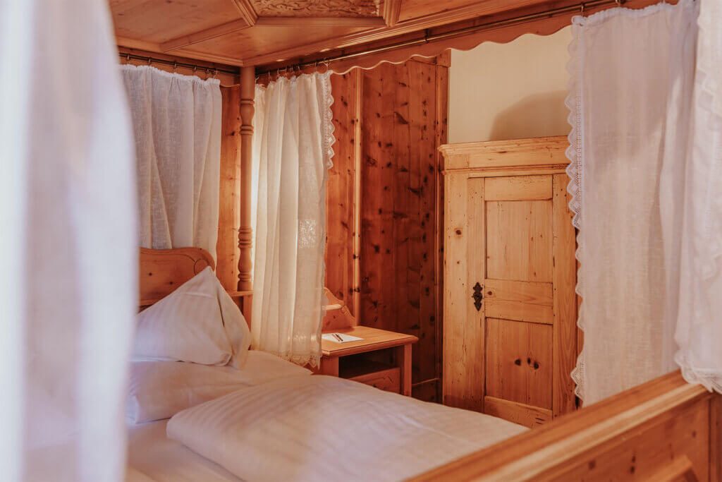 dorfhotel-gluecksschmiede-zimmer-hochzeitssuite-2