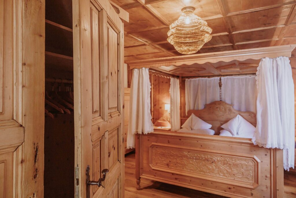 dorfhotel-gluecksschmiede-zimmer-hochzeitssuite