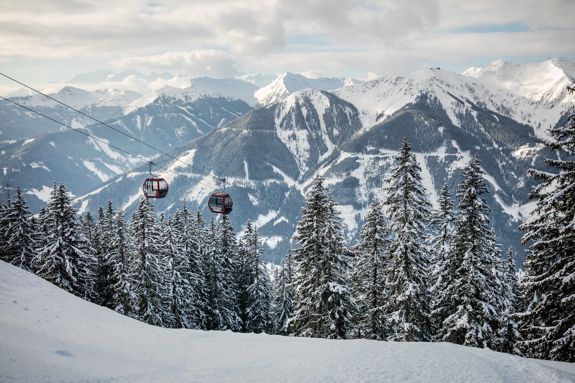 Gondeln vor Berghintergrund